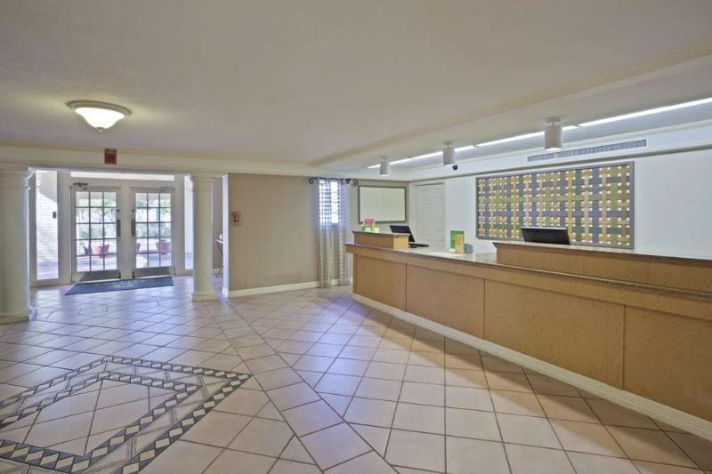 La Quinta Inn By Wyndham Phoenix Sky Harbor Airport Tempe Exteriör bild